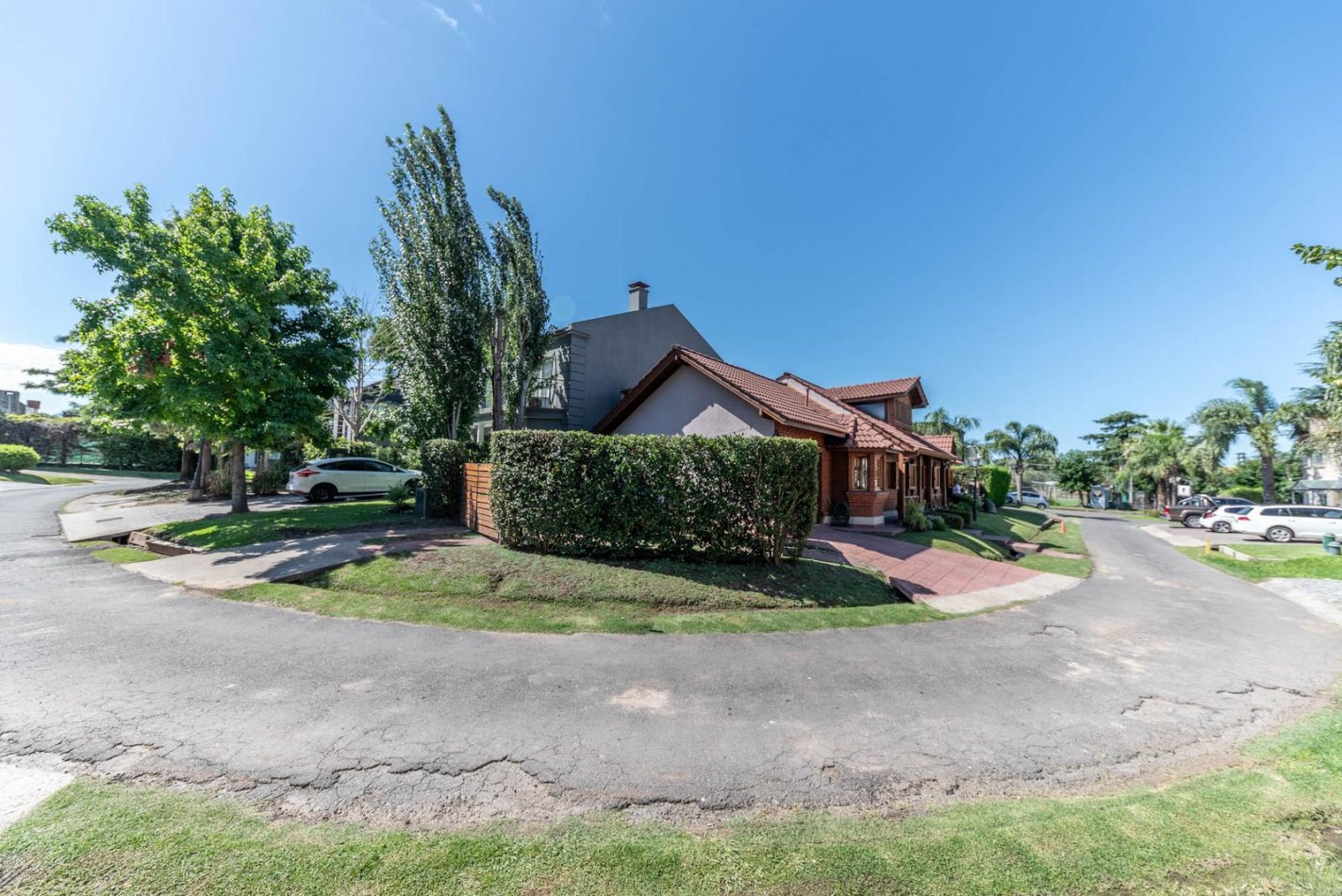 HERMOSA CASA EN VENTA EN BARRIO LA ARAUCARIA BELLA VISTA