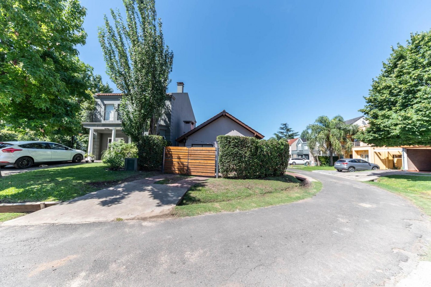 HERMOSA CASA EN VENTA EN BARRIO LA ARAUCARIA BELLA VISTA