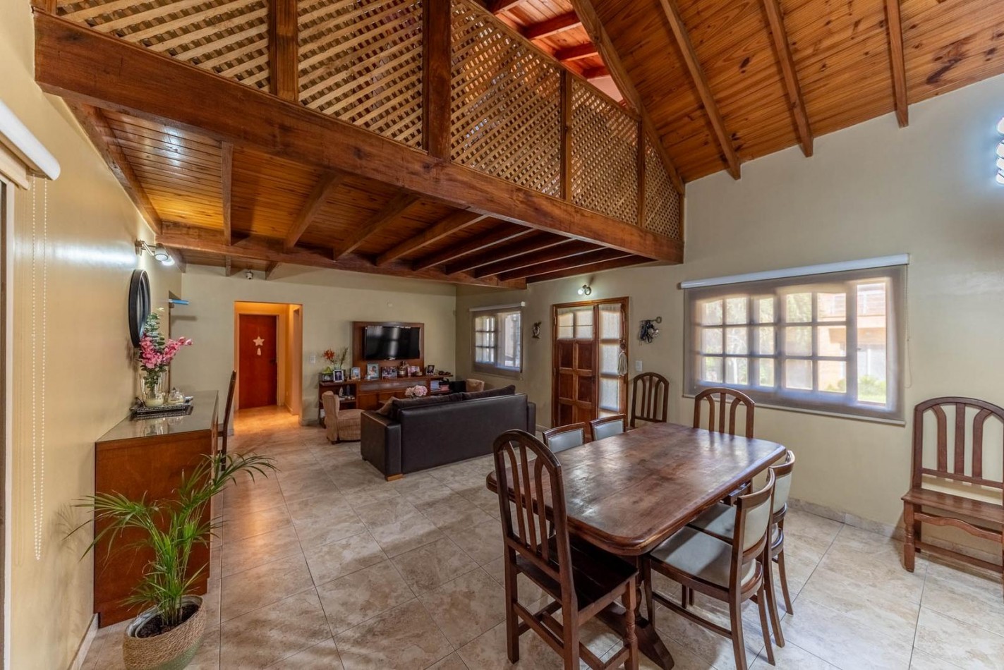 HERMOSA CASA EN VENTA EN BARRIO LA ARAUCARIA BELLA VISTA
