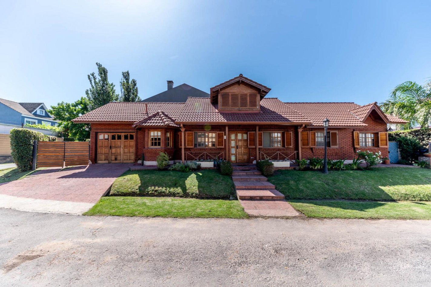 HERMOSA CASA EN VENTA EN BARRIO LA ARAUCARIA BELLA VISTA