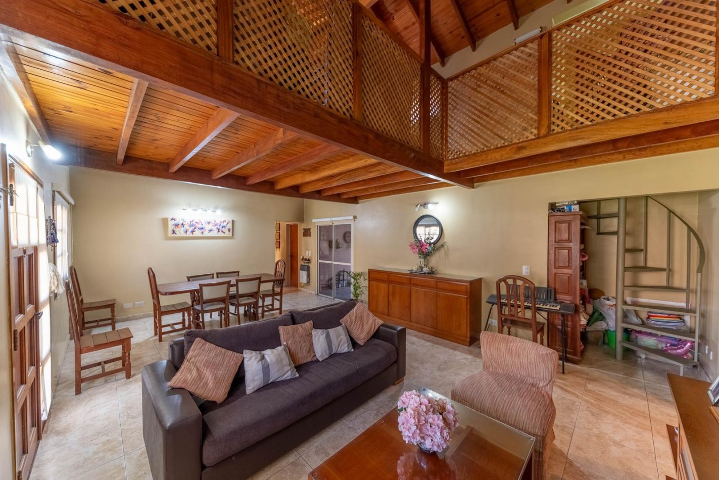 HERMOSA CASA EN VENTA EN BARRIO LA ARAUCARIA BELLA VISTA