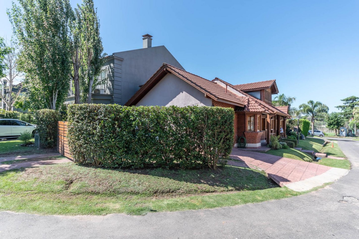 HERMOSA CASA EN VENTA EN BARRIO LA ARAUCARIA BELLA VISTA