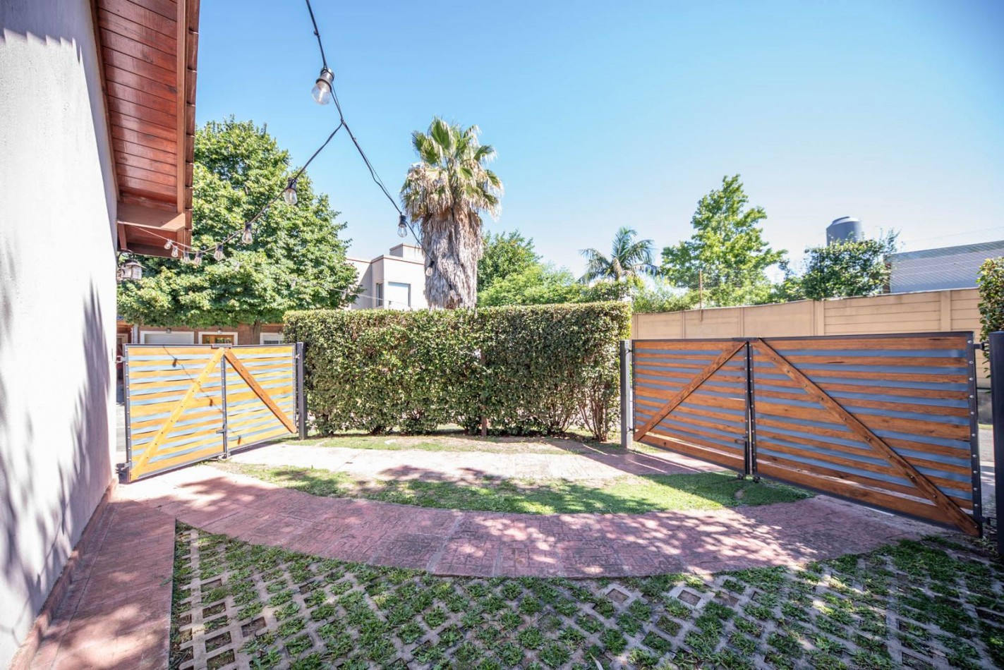 HERMOSA CASA EN VENTA EN BARRIO LA ARAUCARIA BELLA VISTA